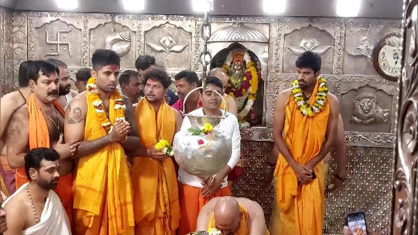 Indian team offers prayers for Rishabh Pant at the Mahakaleshwar temple in Ujjain