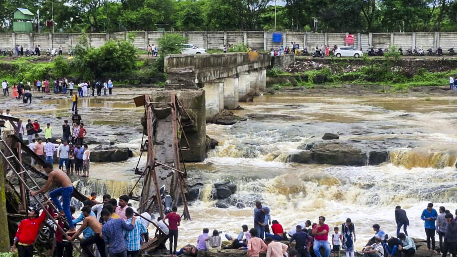 pune-bridge-collapse-2025-indrayani-river