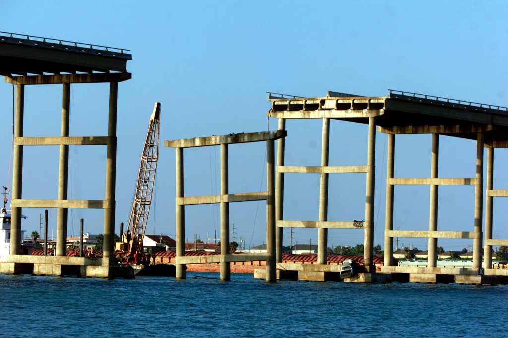 photo:Queen Isabella Causeway: A barge collision in Texas in 2001