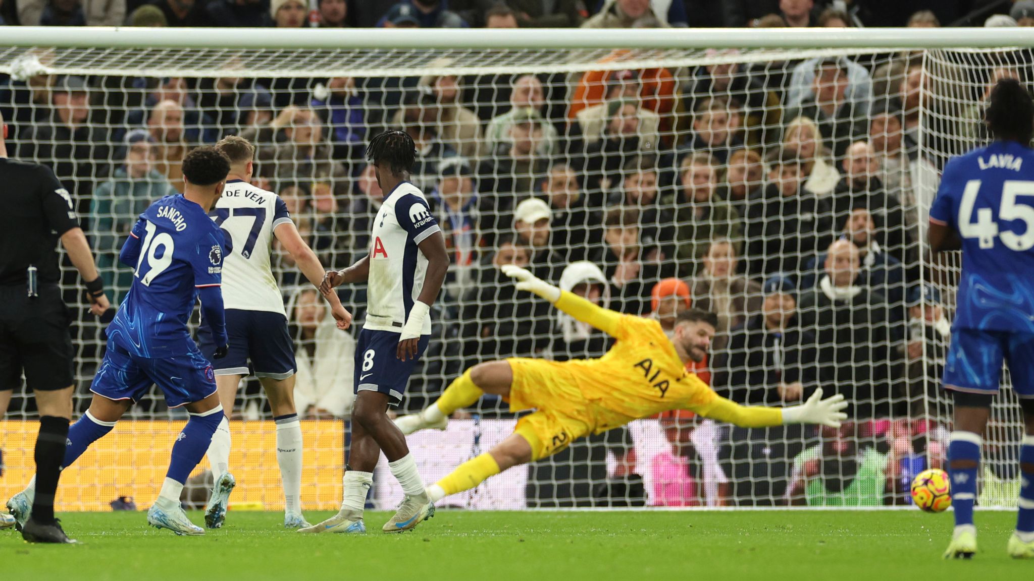 Tottenham vs Chelsea in action.