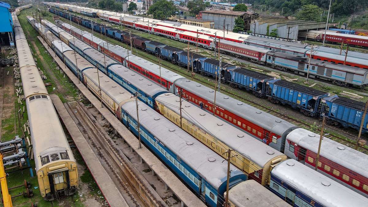 West Bengal: Four coaches of Secunderabad-Shalimar Express derail in Nalpur.