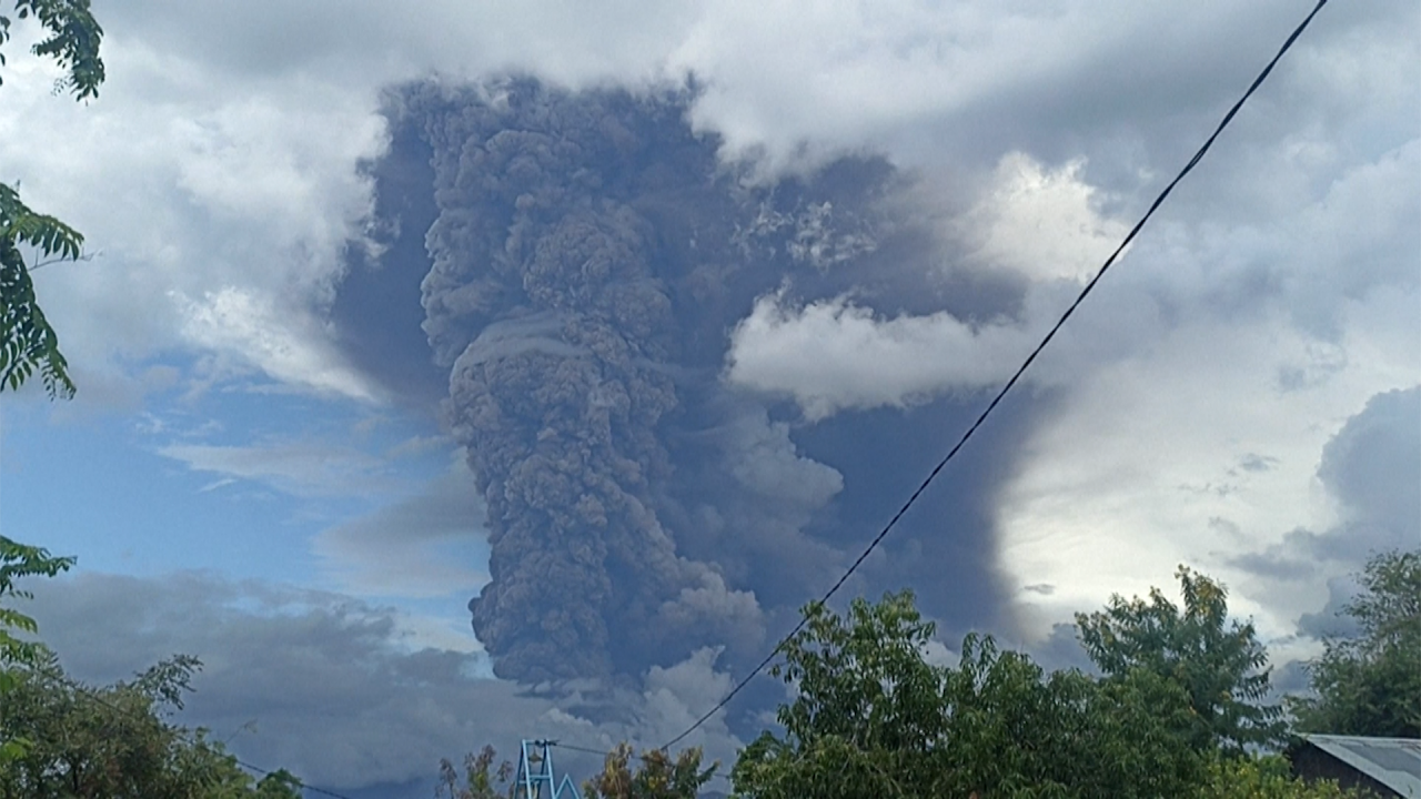 Thousands stranded after dozens of Bali flights cancelled due to volcanic eruption