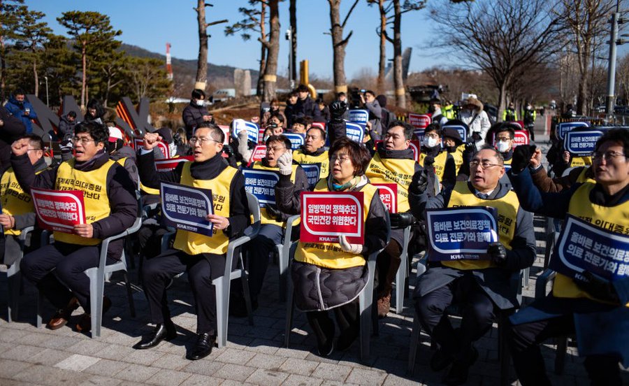 photo: south korean drs protesting